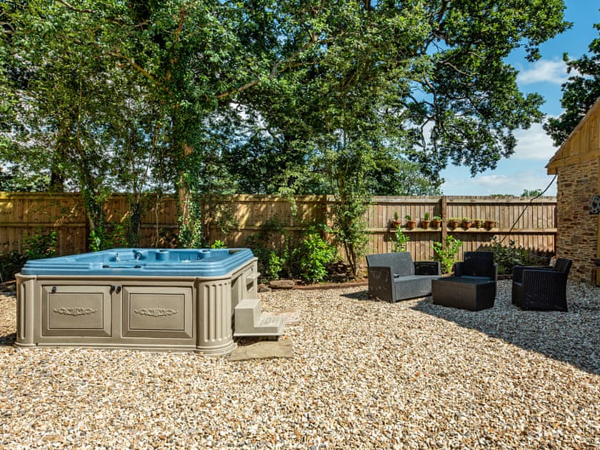 Hot tub | Willis Barn - Willis House and Willis Barn, Iron Acton
