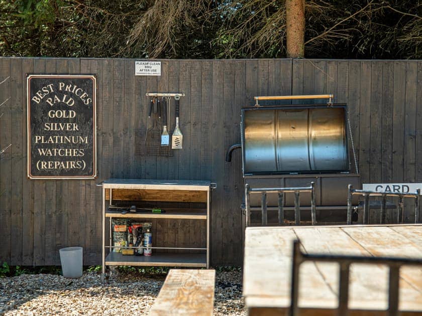 Sitting-out-area | Willis Barn - Willis House and Willis Barn, Iron Acton