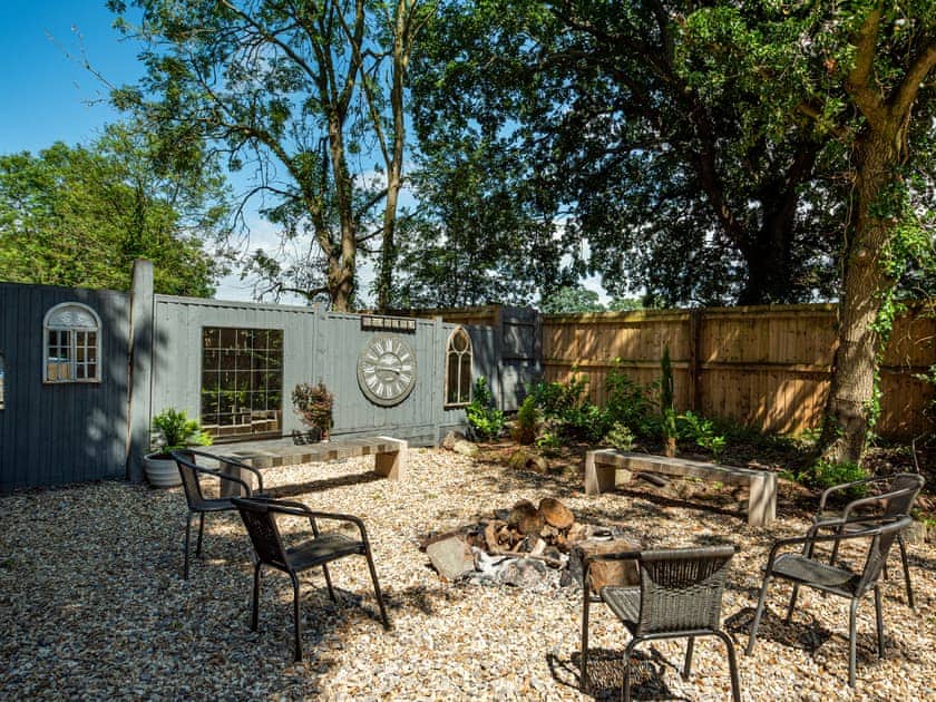 Sitting-out-area | Willis Barn - Willis House and Willis Barn, Iron Acton