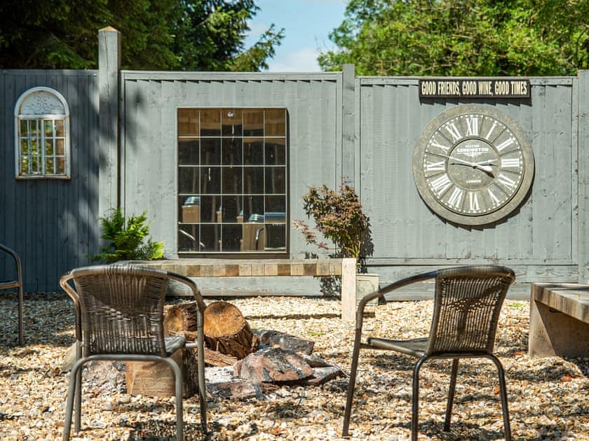 Sitting-out-area | Willis Barn - Willis House and Willis Barn, Iron Acton