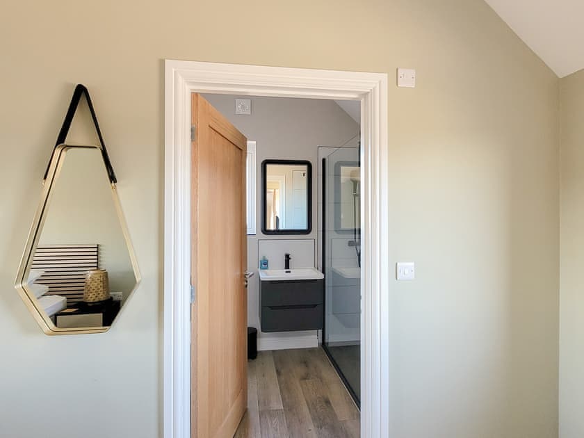 En-suite bathroom | Eastgate Barn - Ashlin Farm Barns, Dunholme, near Lincoln