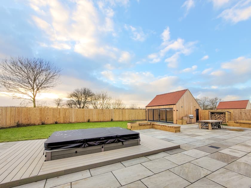 Garden room, hot tub and wood store | Lindum Barn - Ashlin Farm Barns, Dunholme, near Lincoln