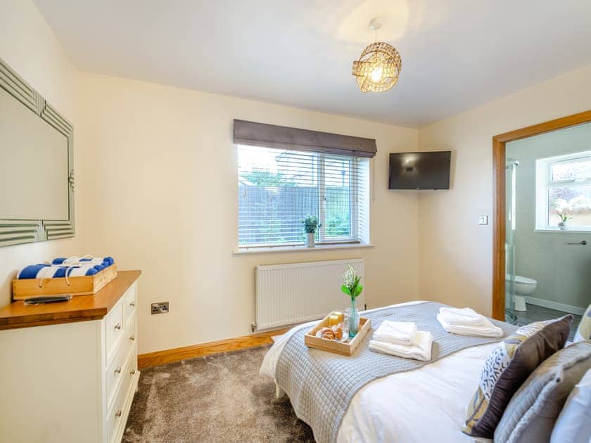 Double bedroom | Pwyll Cottage - Bryn Awel Caravan Park, Pentraeth