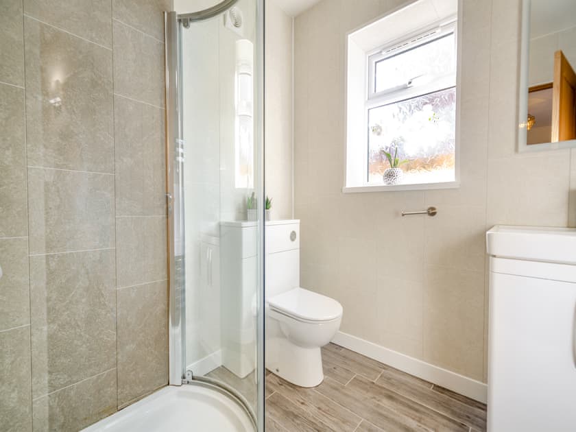 En-suite | Pwyll Cottage - Bryn Awel Caravan Park, Pentraeth