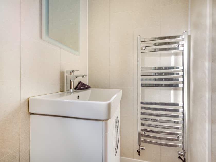 En-suite | Pwyll Cottage - Bryn Awel Caravan Park, Pentraeth