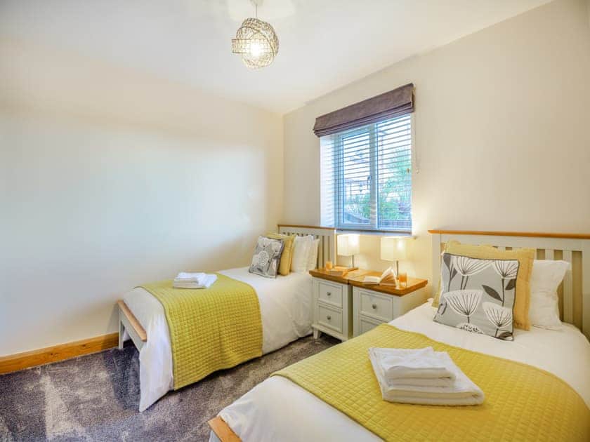 Twin bedroom | Pwyll Cottage - Bryn Awel Caravan Park, Pentraeth