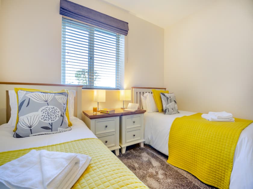 Twin bedroom | Pwyll Cottage - Bryn Awel Caravan Park, Pentraeth