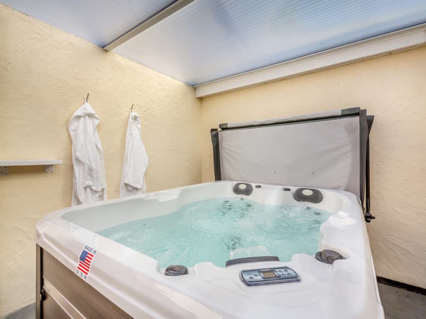 Hot tub | Pwyll Cottage - Bryn Awel Caravan Park, Pentraeth