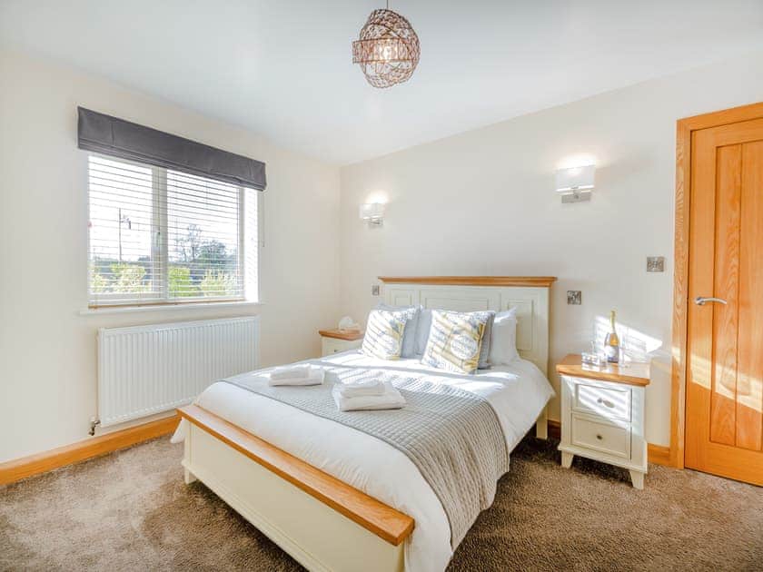 Double bedroom | Manawydan Cottage - Bryn Awel Caravan Park, Pentraeth