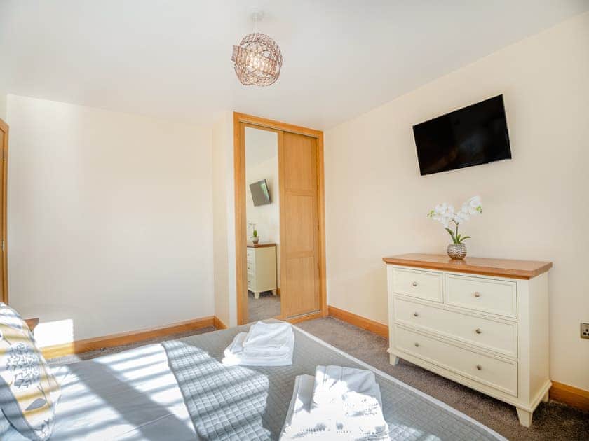 Double bedroom | Manawydan Cottage - Bryn Awel Caravan Park, Pentraeth