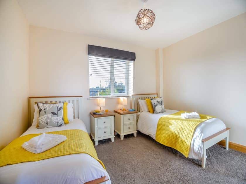 Twin bedroom | Manawydan Cottage - Bryn Awel Caravan Park, Pentraeth