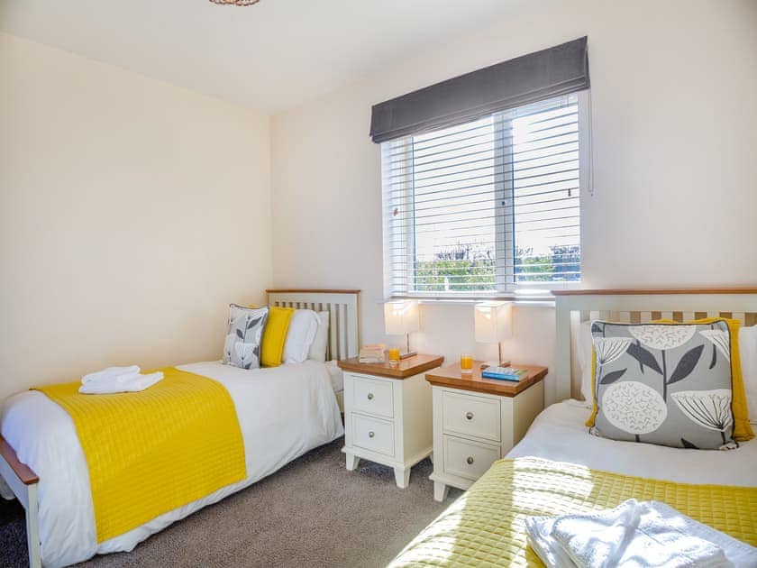 Twin bedroom | Manawydan Cottage - Bryn Awel Caravan Park, Pentraeth