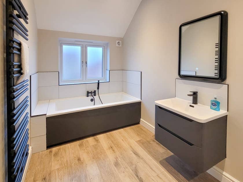 Bathroom | Walnut House - Ashlin Farm Barns, Dunholme, near Lincoln