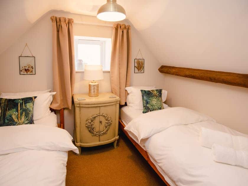 Twin bedroom | Hayloft Cottage - Rudge Farm Cottages, Chilcombe, near Bridport