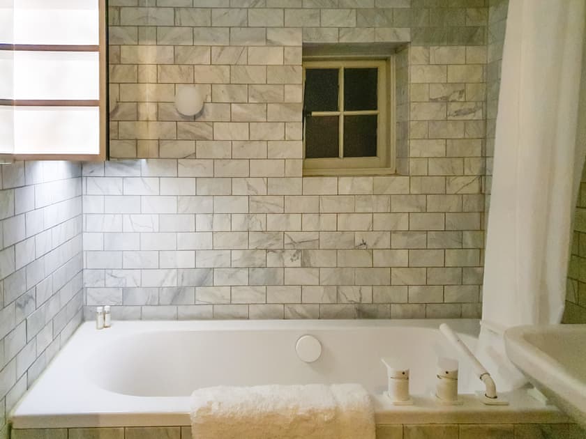 Bathroom | Tudor Cottage, Canterbury