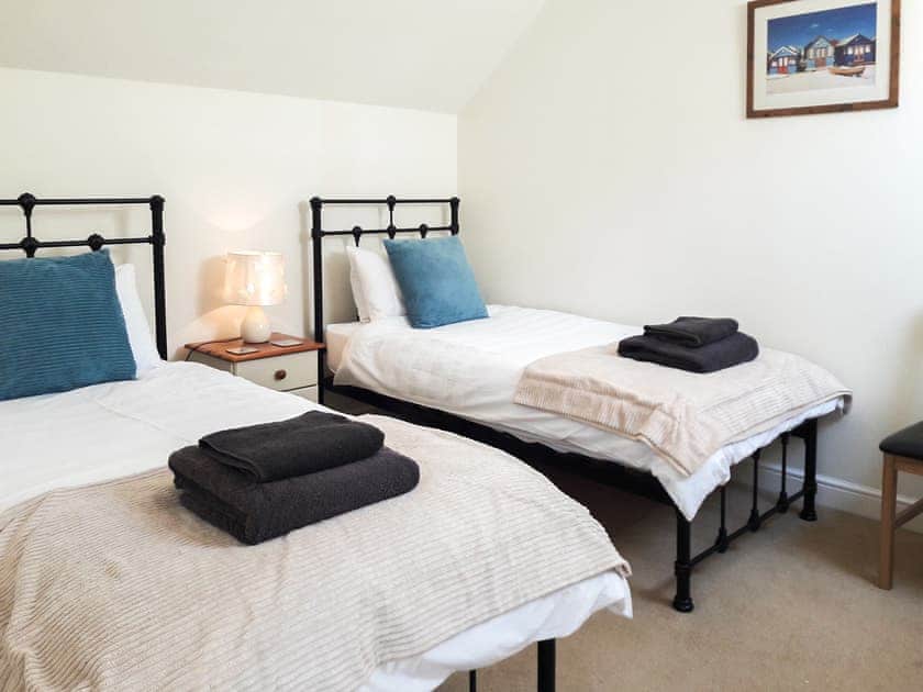 Twin bedroom | Old Dairy Court, Sheringham