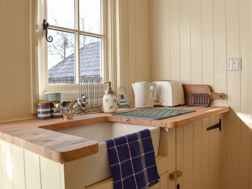 Interior | Molly The Shepherds Hut, Lew, near Bampton