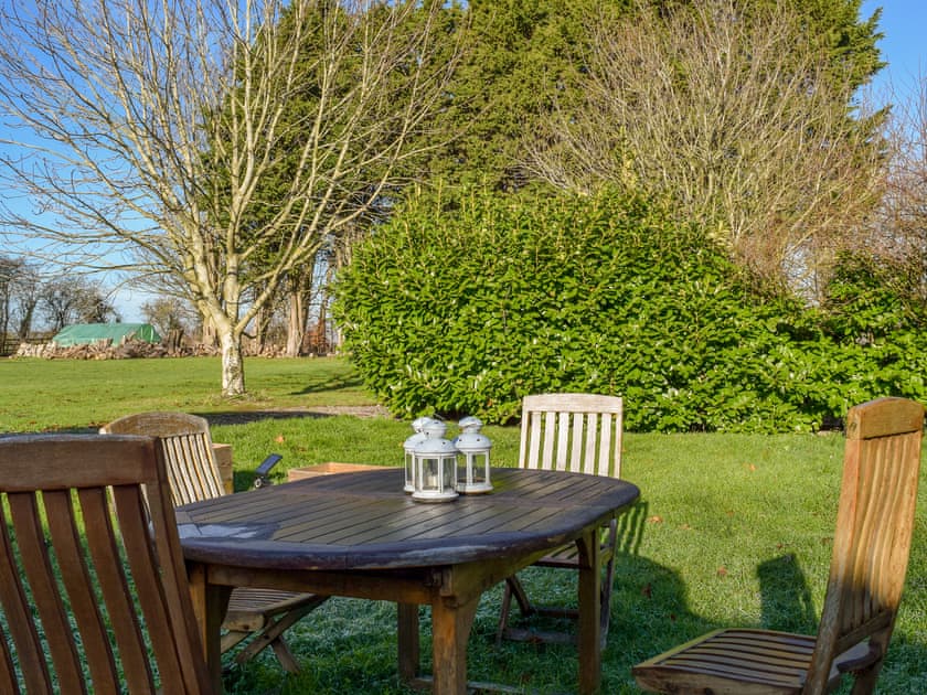Garden and grounds | Molly The Shepherds Hut, Lew, near Bampton