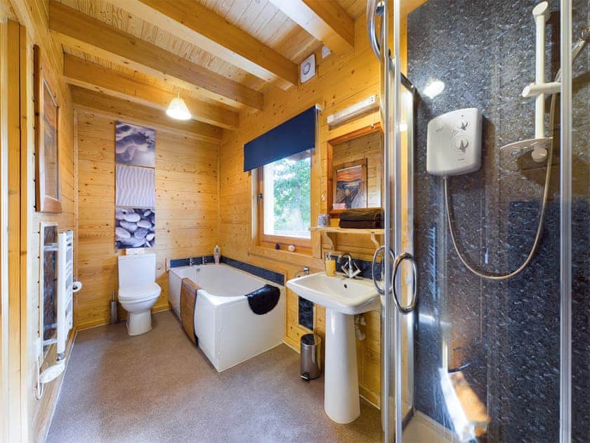 En-suite | Alpine Lodge, Pentney
