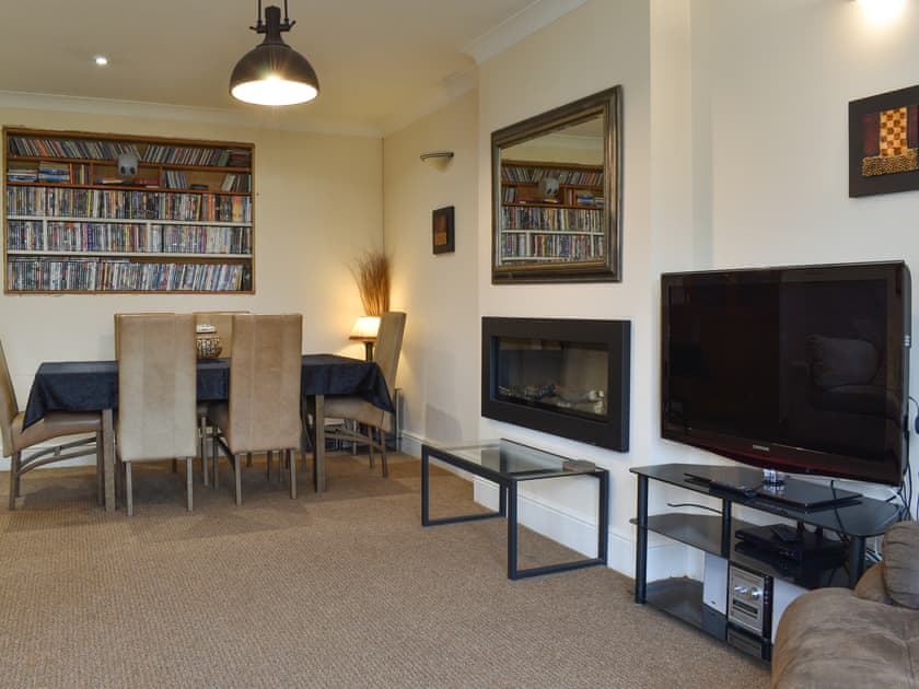 Living room/dining room | Redcot Holiday Bungalow, Allostock, near Knutsford