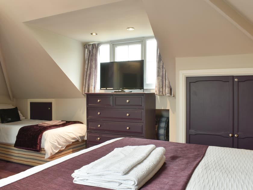 Family bedroom | Redcot Holiday Bungalow, Allostock, near Knutsford