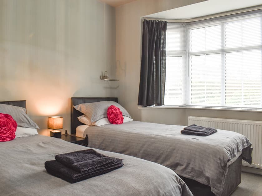 Twin bedroom | Redcot Holiday Bungalow, Allostock, near Knutsford