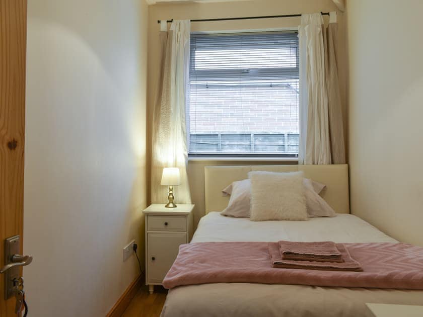 Single bedroom | Redcot Holiday Bungalow, Allostock, near Knutsford