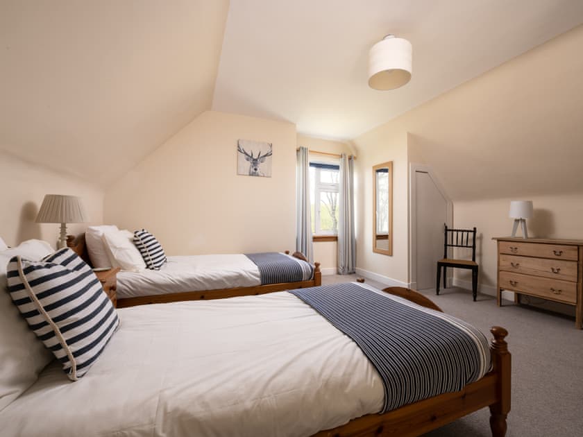 Twin bedroom | Kirktoun Cottage, Duffus, near Lossiemouth