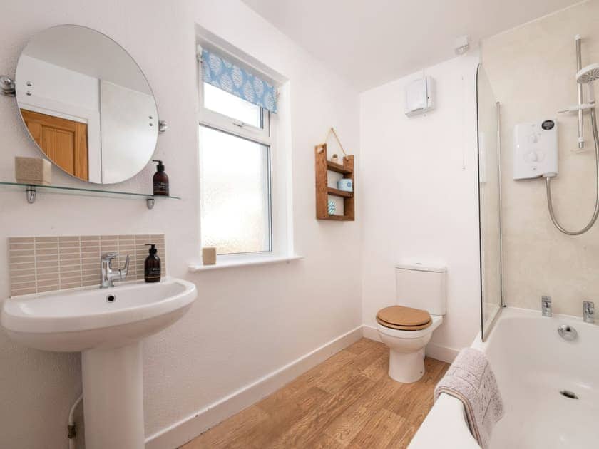 Bathroom | Kirktoun Cottage, Duffus, near Lossiemouth
