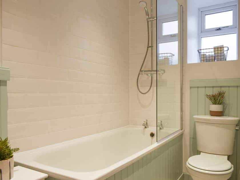 Bathroom | Cromwell Cottage, Burntisland