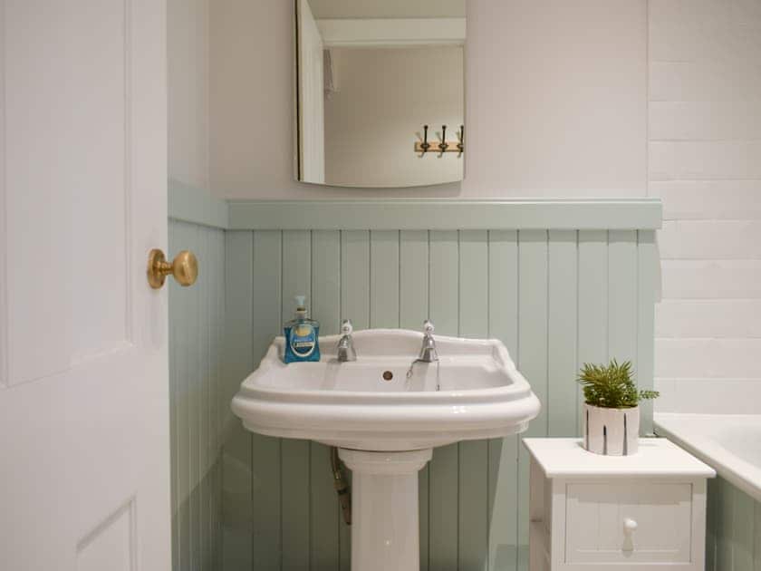 Bathroom | Cromwell Cottage, Burntisland