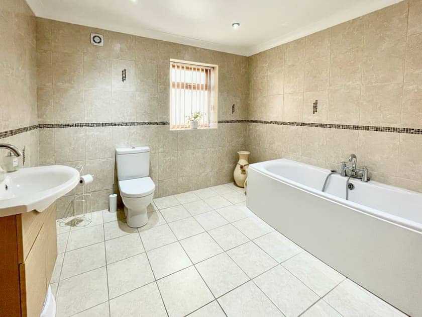 Bathroom | Llwyn Ysgaw, Cemaes