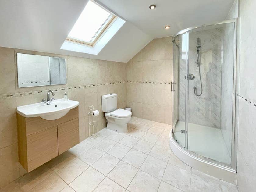 En-suite | Llwyn Ysgaw, Cemaes