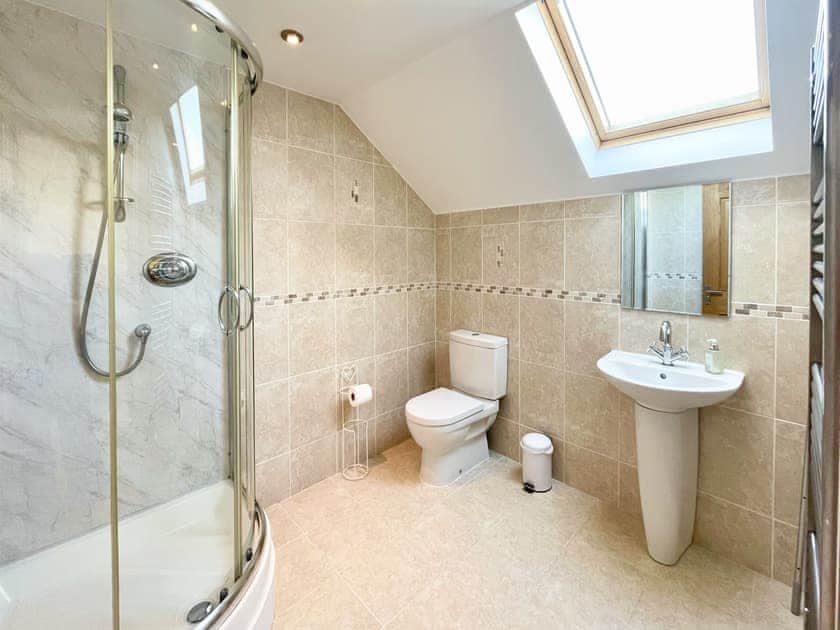En-suite | Llwyn Ysgaw, Cemaes
