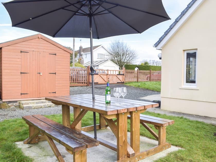 Outdoor eating area | Ty Twt, Clynderwen
