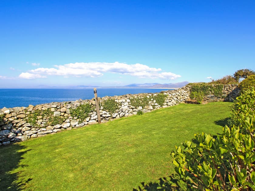 Garden | Sea View Bungalow, Harlech