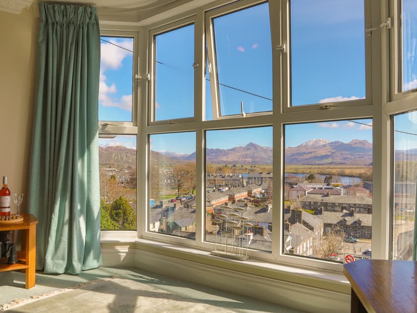 Living room/dining room | Mountain Views, Porthmadog