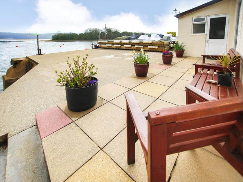 Sitting-out-area | Oakley Cottage - Snowdonia Tourist Services, Porthmadog