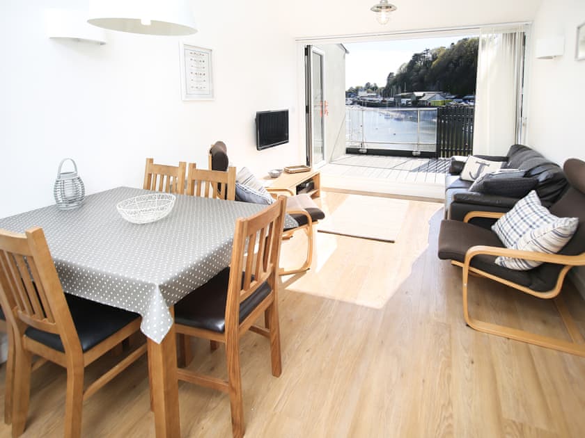 On-site amenities | Sailing Home, Porthmadog