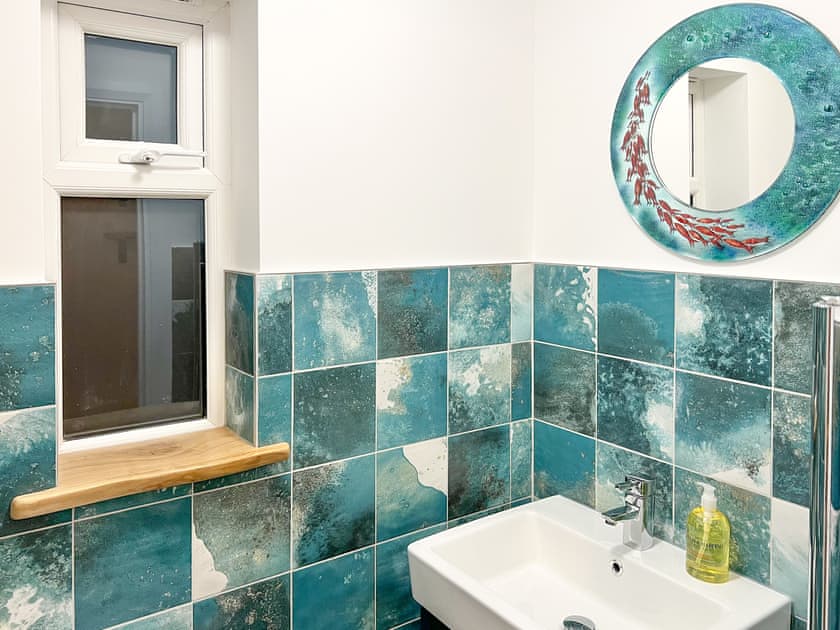 Ground floor toilet | Ivy Cottage, Boscastle