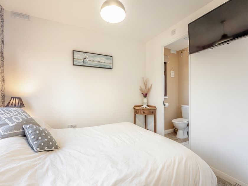 Master bedroom | Green Poplars, Gurnard