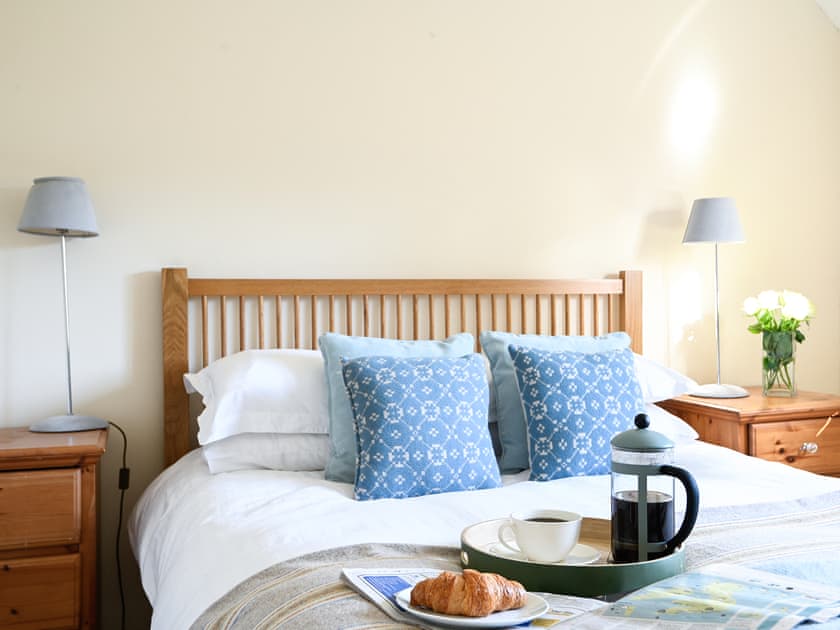 Kingsize bedroom  | Taliaris Isaf, Llandeilo