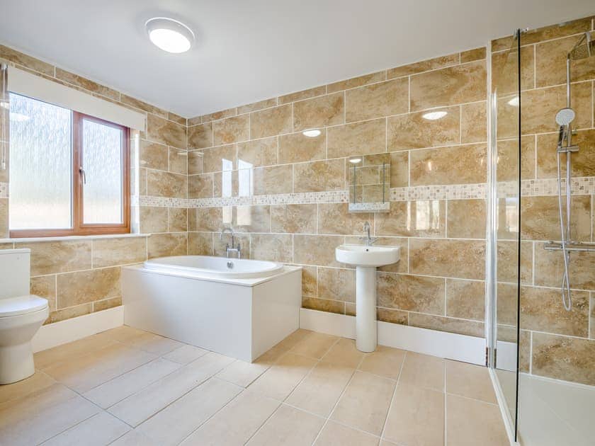 En-suite | Hawthorn Lodge - Mid Wales Lodges, Llandrindod Wells
