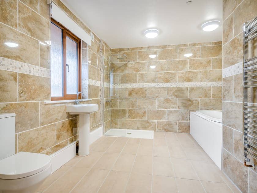 En-suite | Hawthorn Lodge - Mid Wales Lodges, Llandrindod Wells