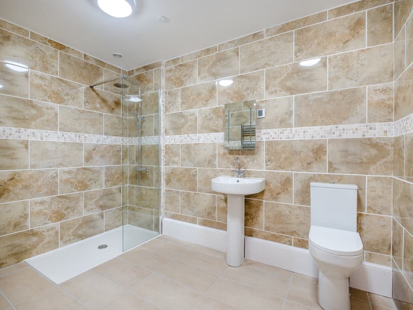 En-suite | Hawthorn Lodge - Mid Wales Lodges, Llandrindod Wells