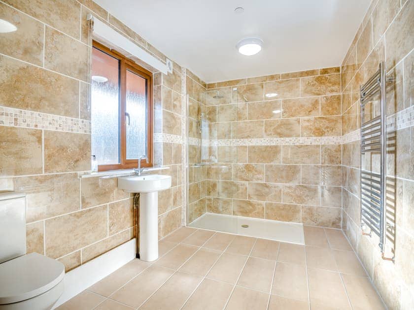 En-suite | Hawthorn Lodge - Mid Wales Lodges, Llandrindod Wells