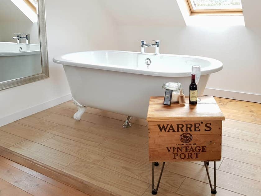 Romantic roll-top bath | Baltinna West - Baltinna, Newtonmore, near Aviemore