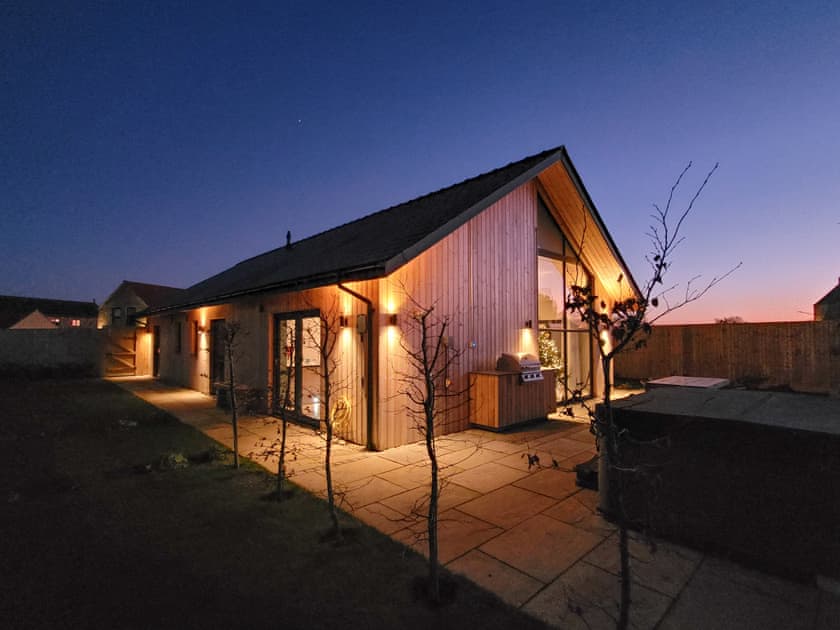 Hot tub and night view | Marsh Marigold Cottage - Ashlin Farm Barns, Dunholme, near Lincoln