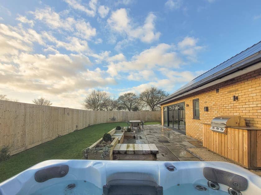 Hot tub | Bailgate Barn - Ashlin Farm Barns, Dunholme, near Lincoln