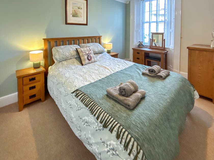 Cosy and romantic king size bedroom  | Old Milverton, Grassington